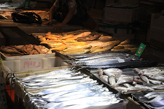 开海第二天的海鲜市场,各类海产品新鲜上市