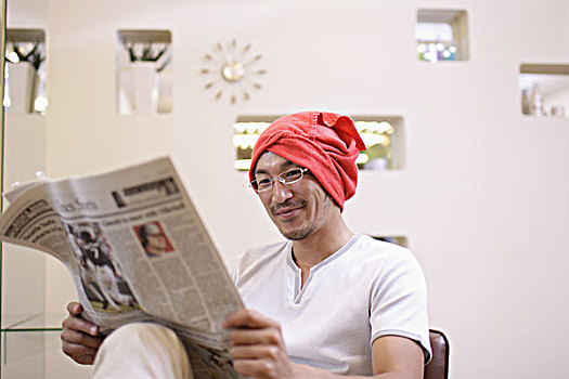 男人,毛巾,顶着,读,报纸,美发沙龙