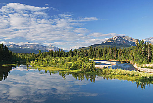 山峦,湖,瓦特顿湖国家公园,艾伯塔省,加拿大