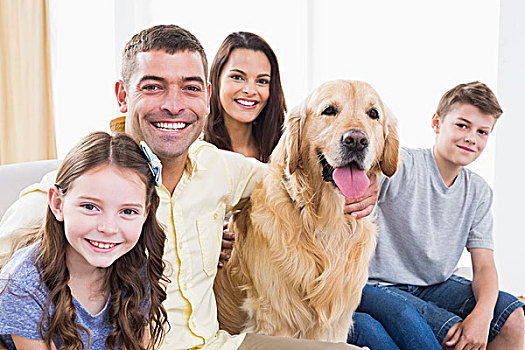 微笑,家庭,坐,金毛猎犬,沙发