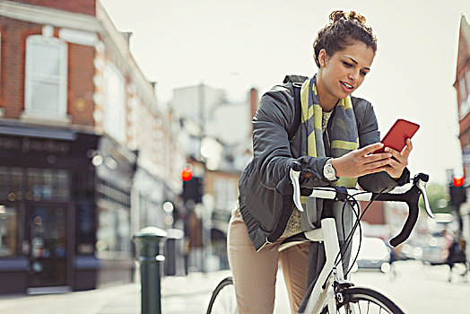 美女,发短信,手机,通勤,自行车,城市街道
