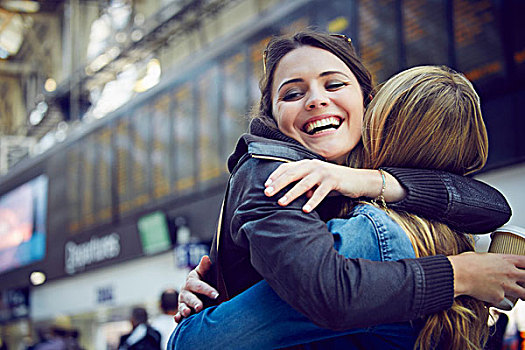 女人,搂抱,火车站,中央广场,伦敦,英国