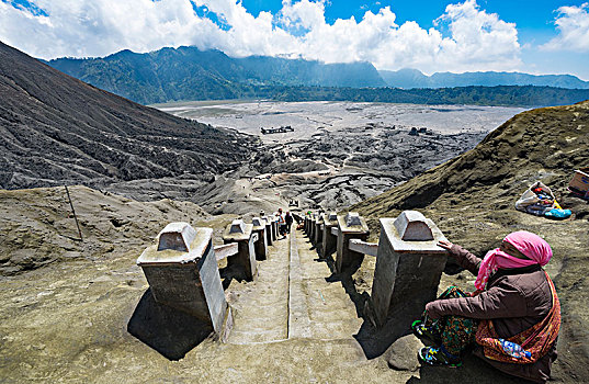 风景,火山口,坐,女人,楼梯,边缘,婆罗莫,国家公园,爪哇,印度尼西亚,亚洲