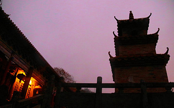 广西桂林,冬日夜色下的湘山寺