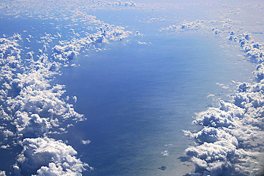 太平洋上空漂浮的云朵