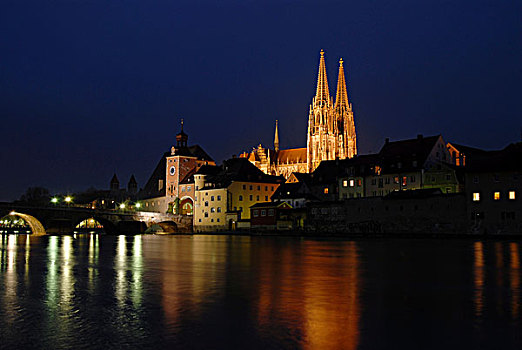 泛光灯照明,塔,大教堂,风景,多瑙河,夜晚,雷根斯堡,巴伐利亚,德国,欧洲