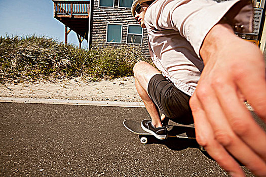 男青年,蹲,位置,骑,滑板,靠近,海滩,俄勒冈,美国