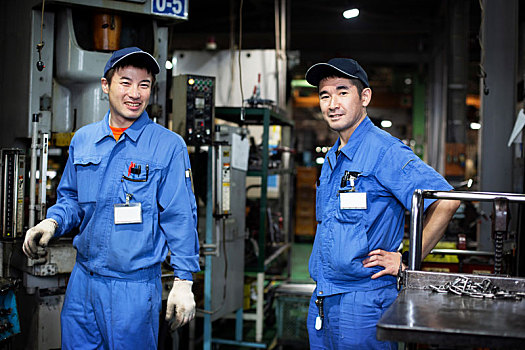 两个,日本,男人,戴着,棒球帽,蓝色,背带裤,站立,工厂,看镜头,微笑