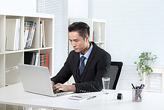 坐在电脑前工作的商务男士