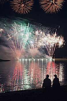 卡尔加里,艾伯塔省,加拿大,伴侣,注视,烟花,反射,湖