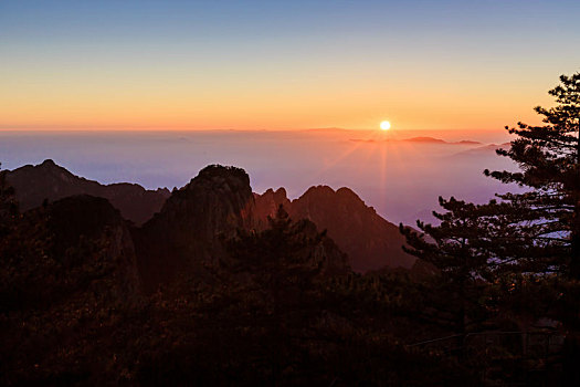 中国安徽省黄山山巅日出