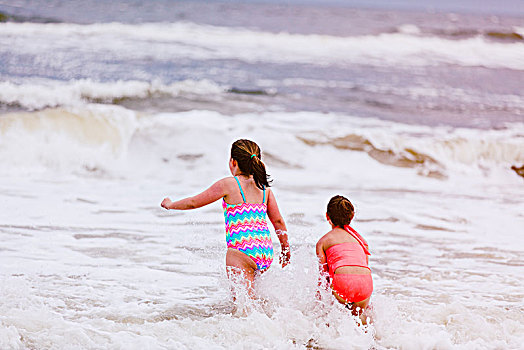 两个女孩,玩,海洋,波浪,后视图,岛屿,阿拉巴马,美国