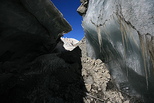 青海,可可西里,马兰冰川,冰川向下推进时,里面夹杂了很多碎石