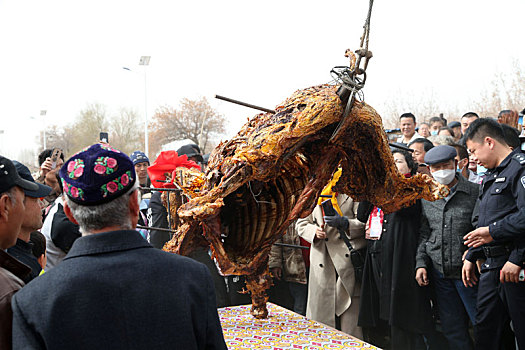 新疆哈密,最,豪,美食烤全驼免费供游客品尝