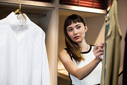 日本人,女销售员,站立,服装店,看,衬衫
