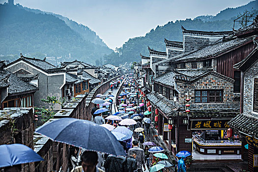 风雨中的凤凰古城全景