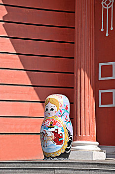 内蒙古呼伦贝尔满洲里国门互贸区国际旅游商厦门前的套娃