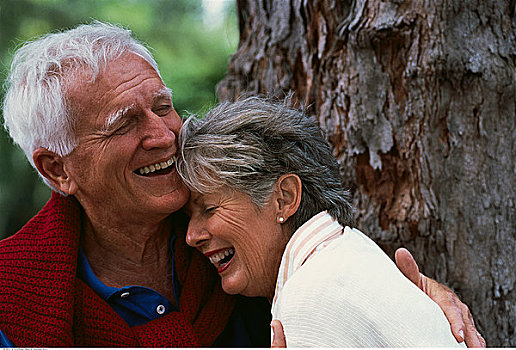 夫妻,搂抱,笑,户外老年,女人,穿,蓝色,上衣长者,心率老人,白发,眼镜