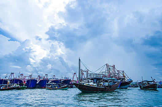 港口,码头,海岸,岸边,海边,沿岸,渔船,船坞,船,海,海水,大海,风平浪静,平静,波浪,辽阔,广阔,白云,蓝天,起航,启航,通行,目的地,运输