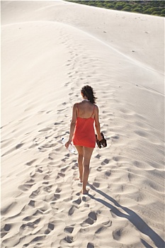 红色,女人,走,博罗尼亚海滩,沙丘