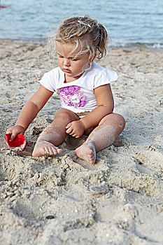 小女孩,玩,沙子,海滩