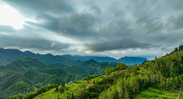 重庆酉阳,秋日晨曦壮美山区