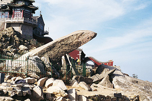 山东泰山岱顶探海石