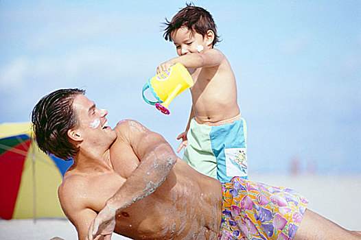 小男孩,倒出,水,洒水壶,父亲,海滩