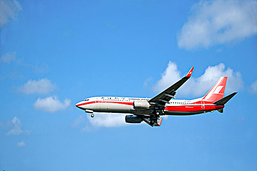 上海航空的飞机正降落重庆江北机场