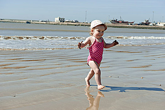 幼儿,女孩,走,海滩