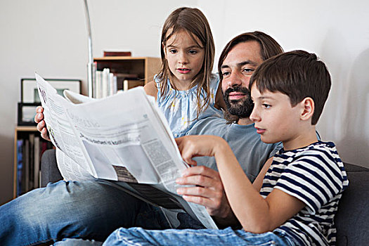 父亲,孩子,读报,沙发,在家