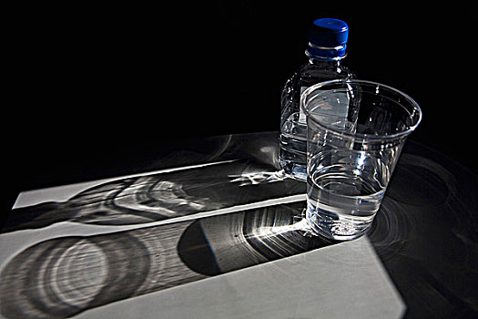 塑料瓶,水,桌子