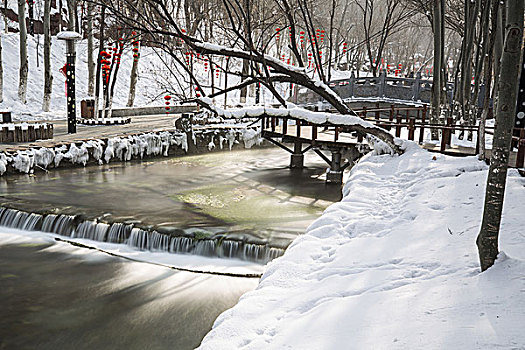 冬日雪景与流水