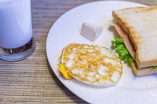 一盘煎蛋和火腿三明治早餐