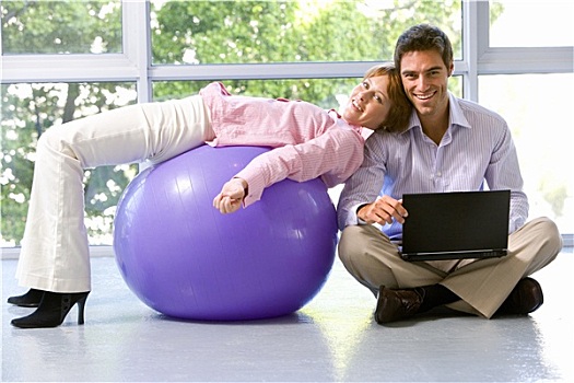商务人士,笔记本电脑,地板,健身室,同事,健身球,微笑,头像