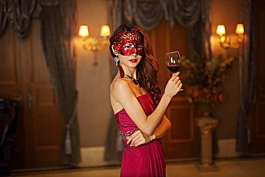 化妆舞会上带着红色面具的贵族女人