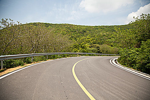 上山转弯时的道路