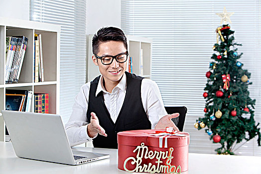 圣诞节坐在办公室的商务男士