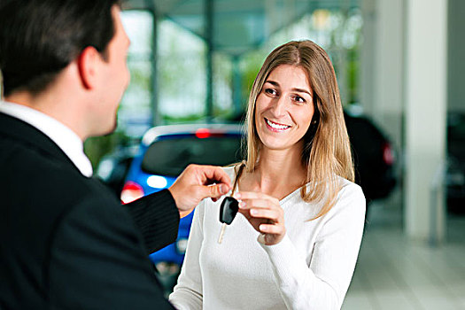 女人,汽车经销,买,汽车,销售代表,给,钥匙