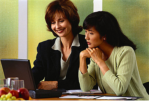 两个,职业女性,桌子,使用笔记本,电脑