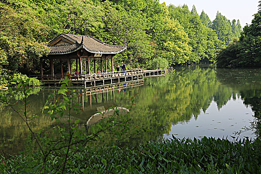 杭州西湖一角的水榭
