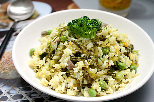 酸菜豌豆炒饭