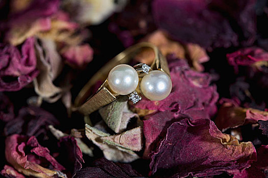 珍珠,钻戒,花香