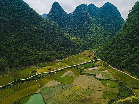 航拍中国南方喀斯特地貌,山区里的农田与村庄