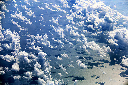 太平洋上空漂浮的云朵