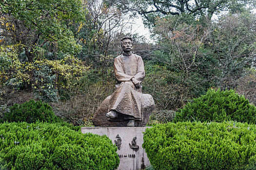 杭州西湖孤山公园鲁迅雕像