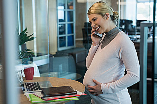 怀孕,职业女性,交谈,手机,办公室