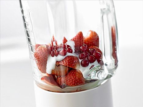 草莓,红醋栗,酸奶,榨汁机