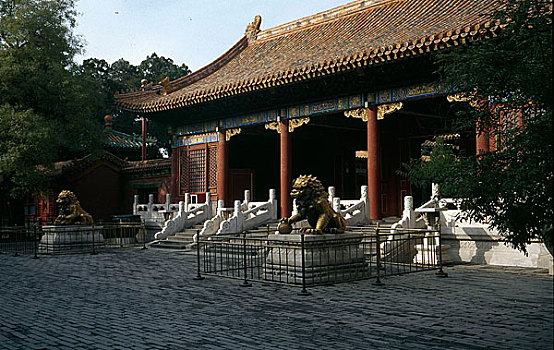 北京故宫乾清门前的铜狮