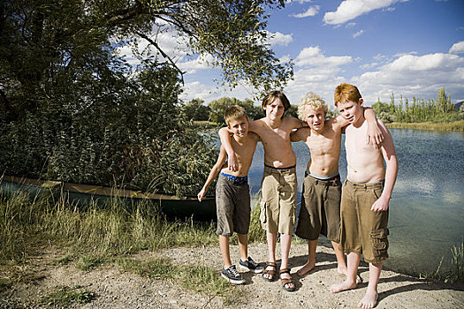 四个男孩,玩,湖